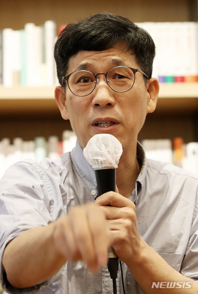 [서울=뉴시스] 진중권 전 동양대 교수가 2일 오후 서울 강남구 최인아책방에서 ‘한국사회를 말한다 : 이념·세대·문화의 미래’라는 주제로 강연을 하고 있다. 2020.07.02.