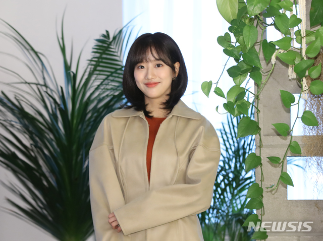 [서울=뉴시스]배우 이나은(그룹 에이프릴 나은)이 MBC TV 드라마 ‘어쩌다 발견한 하루’ 종영을 한 후 지난해 12월3일 오전 서울 성수동 카페 사이사에서 인터뷰에 앞서 포즈를 취하고 있다. 2019.12.05.