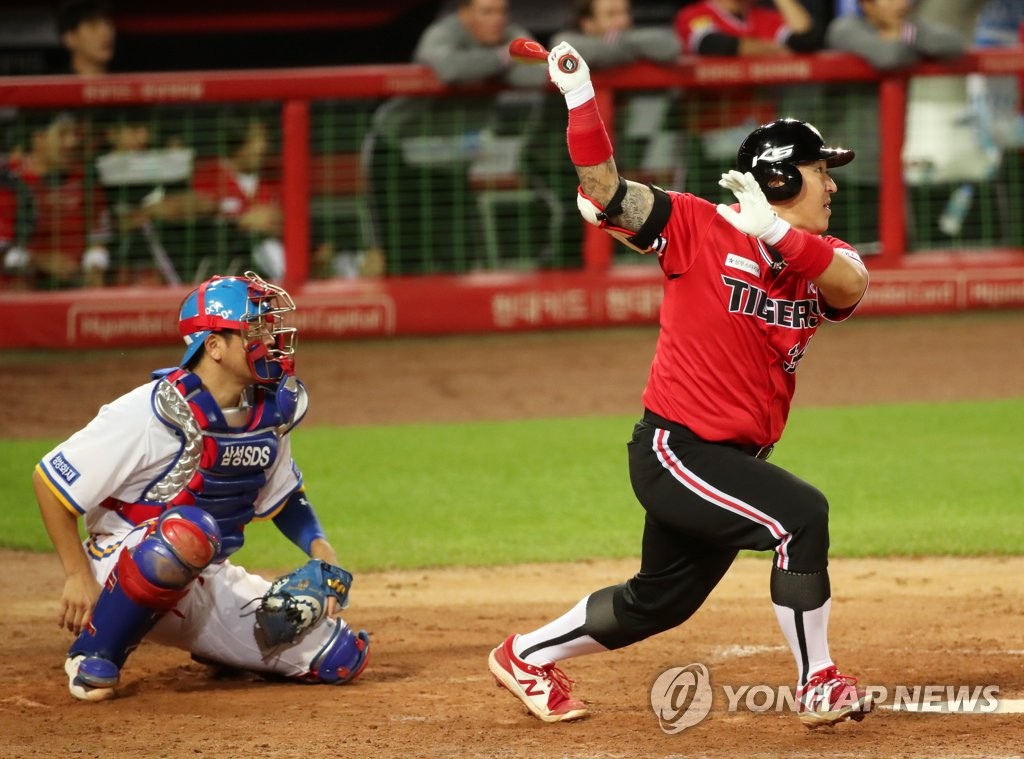 (광주=연합뉴스) 조남수 기자 = 26일 광주-기아챔피언스필드에서 열린 2020 KBO리그 삼성 라이온즈와 KIA 타이거즈의 경기에서 KIA 3번 타자 최형우가 8회 말 2사 1, 2루에서 중월 2타점 2루타를 때리고 있다. KIA는 4점 차의 리드에서 1점 차까지 쫓겼으나 해결사 최형우의 2타점으로 점수 차를 벌렸다. 2020.7.26 i