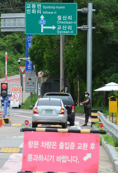 27일 오전 인천 강화군 교동대교 입구에서 군 경비병이 차량을 통제하고 있다. 신창섭 기자