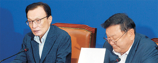 이해찬(왼쪽) 더불어민주당 대표가 27일 오전 국회에서 열린 최고위원회의에서 모두 발언을 하고 있다. 오른쪽은 김태년 원내대표. 김선규 기자