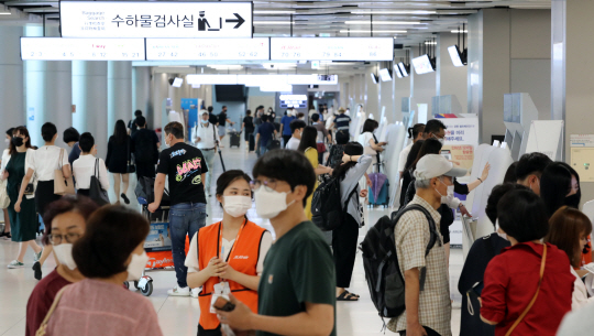 본격적인 휴가철이 시작된 27일 오전 서울 강서구 김포공항 국내선 청사가 신종 코로나바이러스 감염증(코로나19)으로 해외여행길이 막히자 국내 관광지로 발길을 돌린 여행객들로 붐비고 있다. 뉴시스