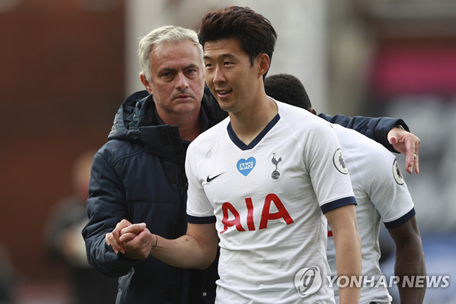 경기 마치고 모리뉴 감독과 인사 나누는 손흥민[AP=연합뉴스]