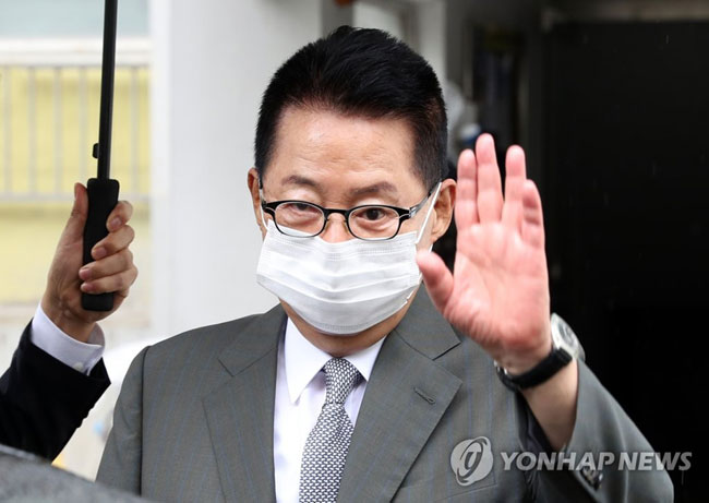 (서울=연합뉴스) 정하종 기자 = 28일 오전 박지원 국정원장 후보자가 서울 여의도 자택을 나서며 손을 들어 인사하고 있다. 2020.7.28