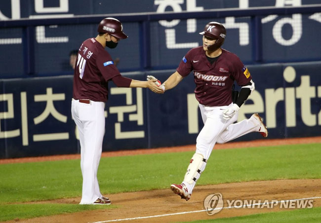 (서울=연합뉴스) 김인철 기자 = 28일 서울 잠실야구장에서 열린 2020 KBO리그 프로야구 키움 히어로즈와 두산 베어스의 경기. 7회 초 2사 상황 키움 김하성이 좌중간 솔로 홈런을 날리고 그라운드를 돌고 있다. 2020.7.28