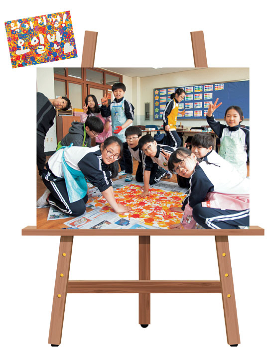 5학년 1반 학생들이 돌아가면서 물감을 묻힌 손으로 손바닥 도장을 찍어 자신들만의 학급 간판을 완성해 가고 있다.  초록우산어린이재단 제공