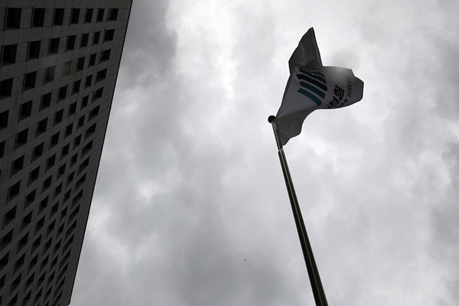 법무부가 검찰총장의 수사지휘권 폐지 검토 입장을 밝힌 28일 오후 서울 서초구 대검찰청 청사 앞에 걸린 검찰 깃발 위로 먹구름이 드리워져 있다.   연합뉴스