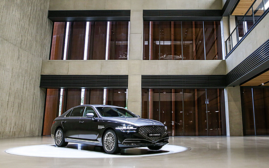 제네시스는 30일 경기 용인시 수지구에 국내 최대 브랜드 거점 ‘제네시스 수지’를 개관한다고 29일 밝혔다. 제네시스 수지 1층에 G90 스페셜 에디션 스타더스트가 전시돼 있다. 제네시스 제공