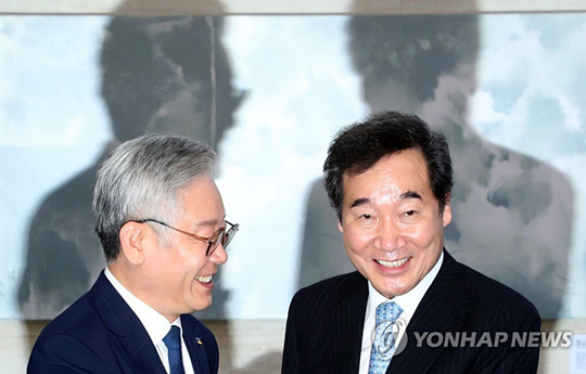 (수원=연합뉴스) 이낙연 더불어민주당 당 대표 후보(왼쪽)가 30일 오전 경기도청에서 이재명 지사와 만나 간담회를 갖기 전 반갑게 인사하고 있다. 2020.7.30
