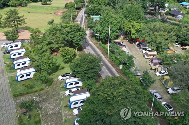 (곡성=연합뉴스) 정회성 기자 = 26일 오전 전남 곡성군 곡성읍 도림사 캠핑장이 피서객으로 빈자리 없이 꽉 찼다. 2020.7.26