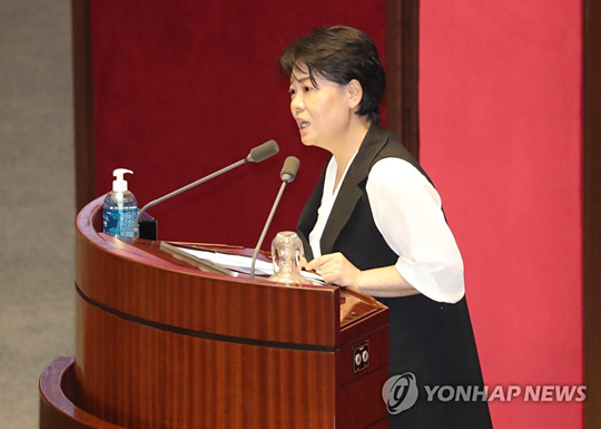 (서울=연합뉴스) 미래통합당 윤희숙 의원이 지난달 30일 국회 본회의에서 전월세상한제와 계약갱신청구권을 도입하는 내용의 주택임대차보호법 등이 통과된 뒤 5분 자유발언을 통해 우려를 표명하고 있다. [연합뉴스 자료사진]