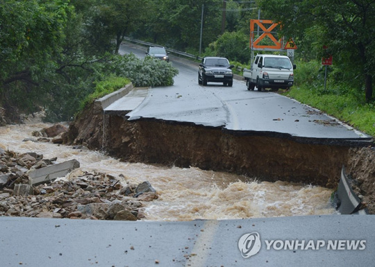 (충주=연합뉴스) 2일 오전 내린 집중호우로 충주시 산척면의 한 도로가 유실됐다. 이 일대에서는 충주소방서 직원이 급류에 휩쓸려 실종됐다. 2020.8.2 [충주시 제공. 재판매 및 DB금지]