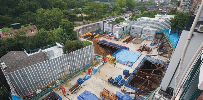 노무현재단이 서울 종로구 원서동에 건립 중인 노무현시민센터 공사현장. 노무현시민센터는 2021년 9월 준공, 같은 해 12월 개관을 목표로 건설 중이다.