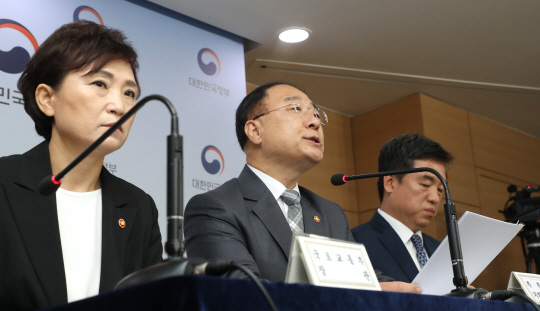 홍남기(가운데) 부총리 겸 기획재정부 장관이 김현미(왼쪽) 국토교통부 장관, 서정협 서울시장권한대행 등이 참석한 가운데 4일 정부서울청사에서 열린 주택공급 확대 태스크포스(TF)회의 결과 브리핑에서 수도권 주택공급 확대 방안을 발표하고 있다.  연합뉴스
