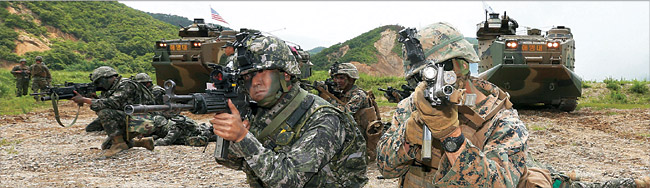 주한미군 감축·철수론은 한반도 안전판 훼손이라는 전략적 패착을 부를 수 있다는 우려가 나온다. 지난 2016년 경북 포항에서 한미 해병대 연합군이 공지전투훈련을 벌이고 있다. 자료사진