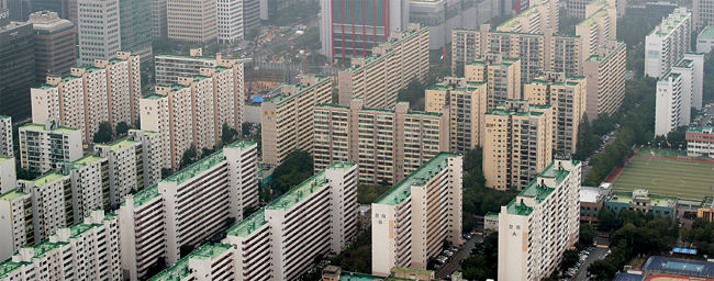 정부가 4일 과열된 부동산 시장 안정화를 위해 수도권 주택공급 확대 방안을 발표했다. 사진은 서울 영등포구 여의동 일대 구축 아파트 단지 전경.  연합뉴스