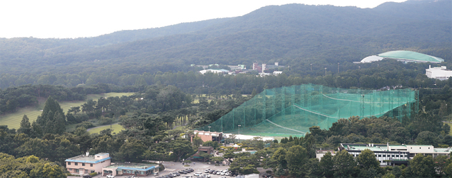 홍남기 부총리 겸 기획재정부 장관이 4일 오전 수도권 대규모 주택공급 대책과 관련해 주택공급 부지에 포함시켰다고 밝힌 서울 노원구 태릉골프장 전경.  뉴시스