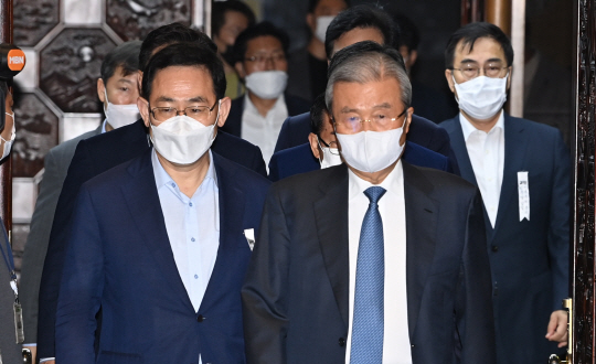 김종인(앞줄 오른쪽) 미래통합당 비상대책위원장과 주호영(〃 왼쪽) 원내대표가 4일 오전 국회에서 열린 의원총회에 참석하기 위해 회의장에 들어서고 있다.  김선규 기자