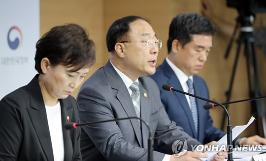 (서울=연합뉴스) 홍남기 경제부총리 겸 기획재정부 장관이 4일 정부서울청사에서 열린 주택공급확대TF회의결과 브리핑에서 서울권역 등 수도권 주택공급확대방안을 발표하고 있다.