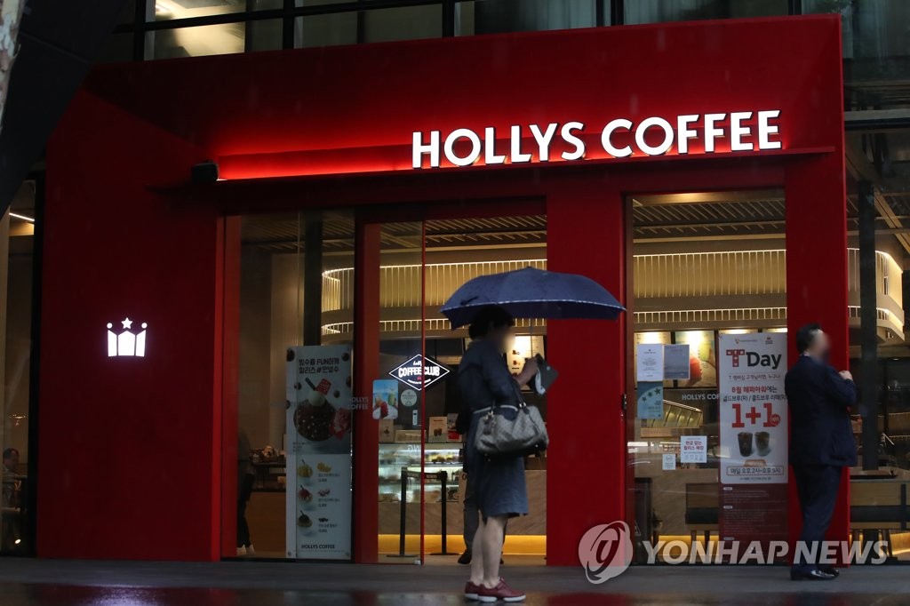 수도권을 중심으로 신종 코로나바이러스 감염증(코로나19) 여파가 지속 중인 가운데 ‘깜깜이’ 집단감염 사례가 나왔다. 사진은 중앙방역대책본부가 확진자 방문지로 밝힌 서울 강남구 할리스커피 선릉역점.