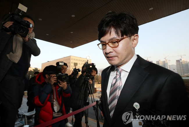 한동훈 전 대검 반부패강력부장이 추미애 법무부 장관에게 보직 변경 관련 신고를 하기 위해 지난 1월 10일 경기도 정부과천청사 법무부 건물로 들어가는 모습. [연합뉴스 자료사진]