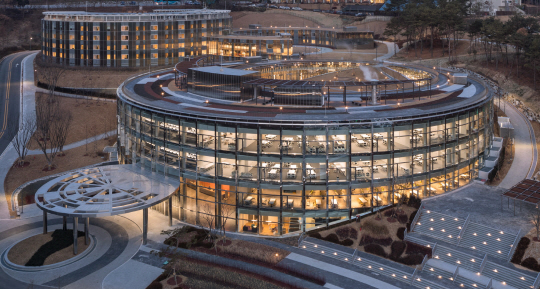 <포스트 코로나, ‘相生’으로 주도한다>회사·직원 힘합쳐 방역물품 기부… 연수원은 확진자 치료센터로