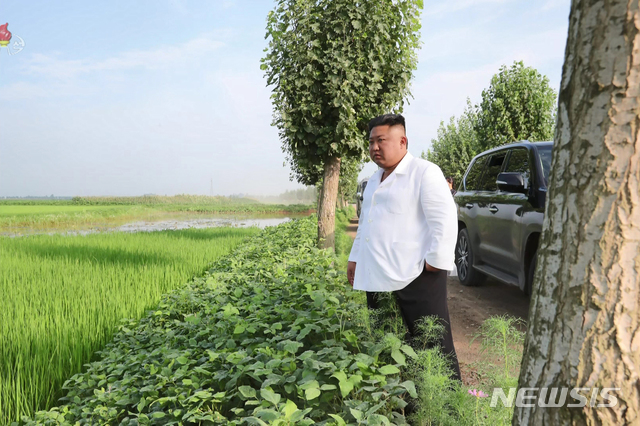 [서울=뉴시스] 북한 조선중앙TV는 김정은 북한 국무위원장이 황해북도 은파군 대청리 일대 홍수 피해 현장을 방문, 유사시에 사용하기 위해 비축한 전시 예비 물자와 식량을 수재민 지원에 활용하도록 지시했다고 7일 보도했다. (사진=조선중앙TV 캡처) 2020.08.07.
