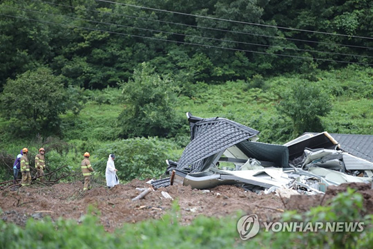 (곡성=연합뉴스)  8일 오전 전남 곡성군 오산면 산사태가 발생한 주택에서 구조대가 매몰자를 수색하고 있다. 전날 오후 8시 29분께 발생한 산사태로 이곳 주택 3동에서 5명이 매몰됐다.
