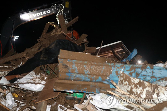(장수=연합뉴스) 8일 오후 전북 장수군 번암면 교동리 한 주택이 산사태로 무너지면서 주민 2명이 매몰돼 소방당국이 늦은 시각까지 구조 작업을 벌이고 있다. 2020.8.8