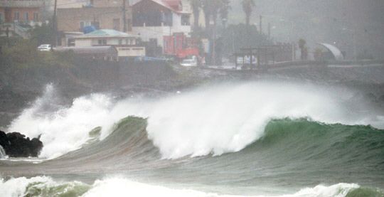 제5호 태풍 ‘장미’가 제주도에 근접한 10일 오전 제주 서귀포시 표선읍 해안가에 강한 파도가 몰아치고 있다. 장미는 이날 오후 3시쯤 경남 남해안(통영 인근)에 상륙한 뒤 11일쯤 동해안으로 빠져나갈 것으로 전망됐다.  연합뉴스
