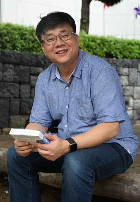 박숭현 극지연구소 책임연구원이 지난 5일 서울 문화일보 인근 농업박물관 앞에서 저서를 들고 활짝 웃고 있다.