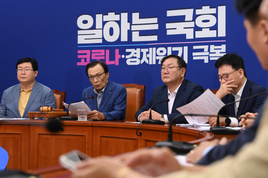 이해찬(왼쪽 두 번째) 더불어민주당 대표가 10일 오전 국회에서 열린 최고위원회의에서 모두 발언을 하고 있다. 왼쪽부터 설훈 최고위원, 이 대표, 김태년 원내대표, 박광온 최고위원.  김선규 기자