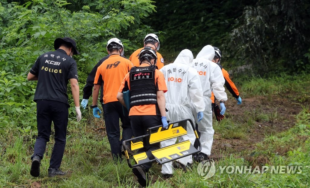 (춘천=연합뉴스) 의암호 선박 전복 사고 발생 닷새째인 10일 강원 춘천시 서면 덕두원리 등선폭포 인근 북한강 변에서 소방대원들이 수색 중 실종자를 발견해 수습하고 있다.