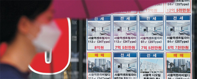 11일 오전 서울 중구 만리재로의 한 아파트 단지 내 부동산 중개업소에 전월세, 매매 매물 안내문이 붙어 있다.