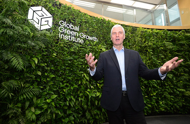 프랭크 라이스베르만 글로벌녹색성장연구소(GGGI·Global Green Growth Institute) 사무총장이 지난달 22일 본격적인 인터뷰에 앞서 GGGI 본부를 소개하고 있다. 라이스베르만 총장은 이날 인터뷰에서 “기후위기의 징조가 눈앞에 닥쳐왔다”며 위기감을 피력했다.