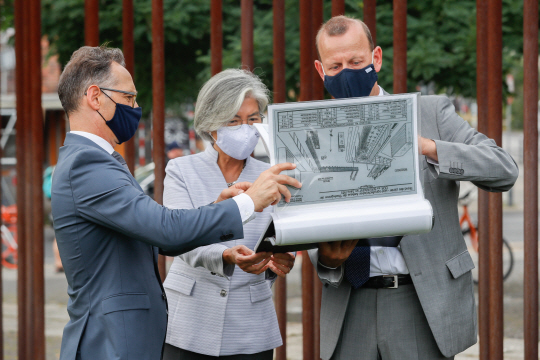 강경화(가운데) 외교부 장관이 10일 독일 베를린의 베를린 장벽 기념관에서 하이코 마스(왼쪽) 독일 외교장관, 악셀 클라우스마이어(오른쪽) 베를린장벽재단 대표와 함께 기록을 들여다보고 있다. 강 장관의 독일 방문은 신종 코로나바이러스 감염증(코로나19) 사태 이후 6개월 만의 첫 해외 출장이다.  EPA 연합뉴스