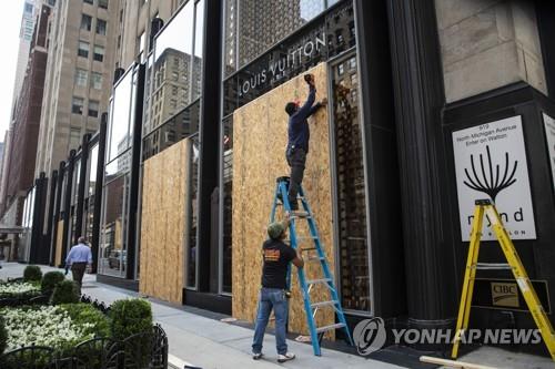 약탈 피해를 입고 방어벽 치는 시카고 루이비통 매장[AP=연합뉴스]