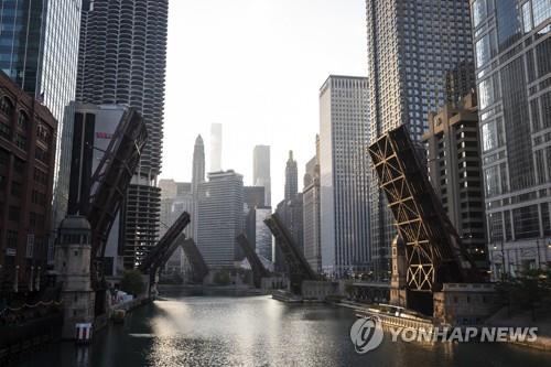 도심 진출입 통제를 위해 일제히 들어올려진 시카고강 다리[AP=연합뉴스]