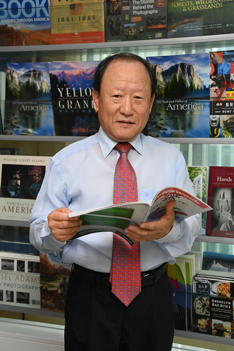 양승함 전 연세대 정치외교학과 교수가 지난 10일 문화일보 자료실에서 시사 주간지를 읽으며 포즈를 취하고 있다.