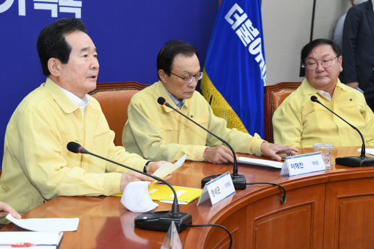 정세균(왼쪽) 국무총리가 12일 오전 국회에서 열린 고위 당·정·청협의회에서 모두발언을 하고 있다. 왼쪽부터 정 총리, 이해찬 더불어민주당 대표, 김태년 민주당 원내대표.