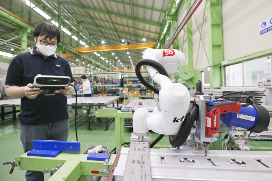 <포스트 코로나, ‘相生’으로 주도한다>中企 32곳에 ‘5G 스마트팩토리’… 생산성 높이고, 인력난 줄인다