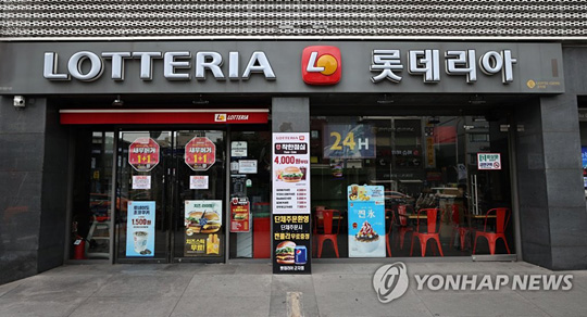 (서울=연합뉴스) 12일 오후 서울 광진구 롯데리아 군자점에 코로나19 확진자 관련 임시 휴점 안내문이 붙어 있다. 이날 서울시에 따르면 지난 6일 광진구에서 모임을 가진 롯데리아 시내 지점 점장 등을 포함한 직원 19명 중 9명이 확진 판정을 받았다. 2020.8.12