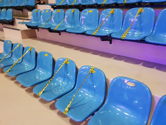 (서울=연합뉴스) 지난 9일 서울 송파구 올림픽공원 체조경기장(KSPO DOME)에서 열린 ‘미스터트롯’에서 거리두기를 위해 미사용 좌석에 테이프가 붙어있다. [연합뉴스 자료사진]