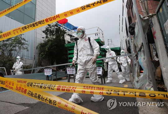 (서울=연합뉴스) 14일 오후 신종 코로나바이러스 감염증(코로나19) 집단발병이 발생한 서울 성북구 사랑제일교회 입구에서 관계자들이 방역 작업을 마치고 밖으로 나서고 있다. 서울시는 이날 성북구 사랑제일교회에 대해 시설 폐쇄 조치를 내렸다. 2020.8.14