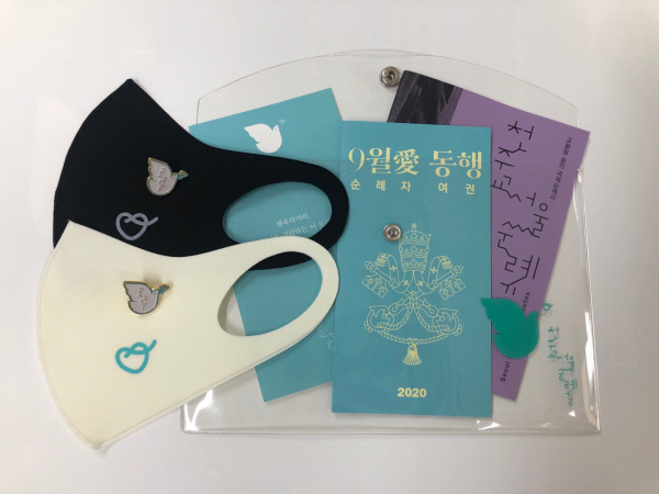 순례자 여권 세트 구성품. 서울대교구 성지 및 순례지 11곳(가회동성당, 광희문순교자현양관, 명동의 교구역사관, 왜고개성지의 국군중앙성당, 당고개순교성지, 삼성산성당, 새남터순교성지, 서소문성지역사박물관, 절두산순교성지, 종로성당, 중림동약현성당)에서 판매한다.