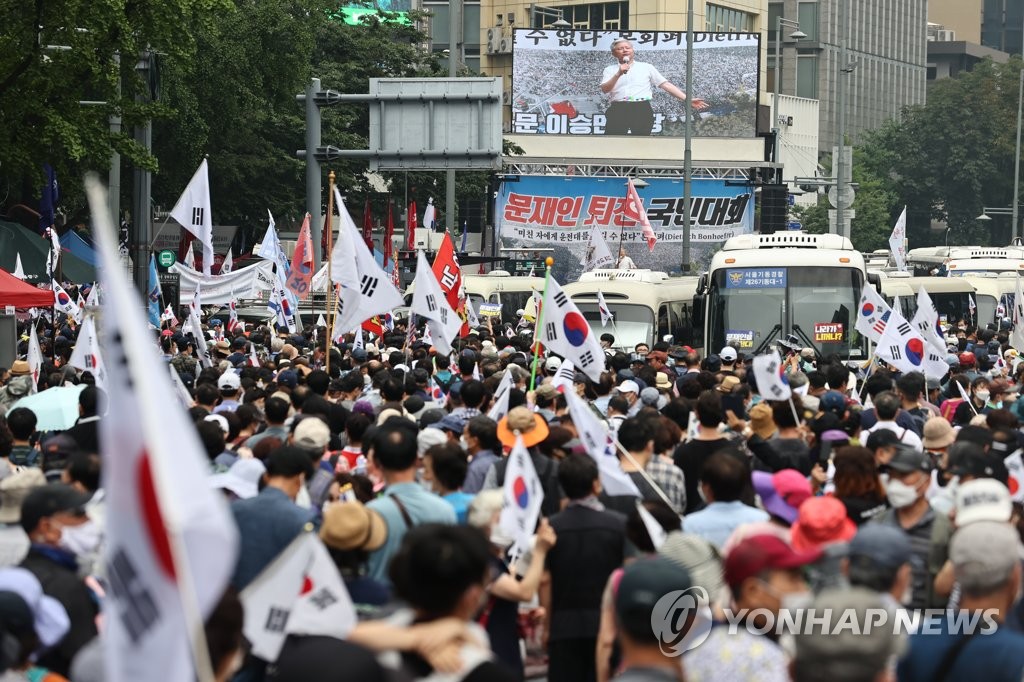(서울=연합뉴스) 15일 오후 서울 종로구 동화면세점 앞에서 사랑제일교회·자유연대 주최로 문재인 정권 부정부패·추미애 직권남용·민주당 지자체장 성추행 규탄 집회가 열리고 있다. 2020.8.15