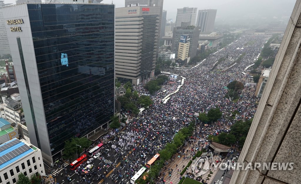 (서울=연합뉴스) 15일 오후 서울 세종대로에서 사랑제일교회·자유연대 등 정부와 여당 규탄 집회 참가자들이 길을 가득 메우고 있다. 서울시의 집회금지명령으로 집회 대부분이 통제됐으나, 전날 법원의 집행정지 결정으로 종로구 동화면세점 앞과 중구 을지로입구역 등 2곳에서는 개최가 가능해지면서 인파가 몰렸다. 2020.8.15