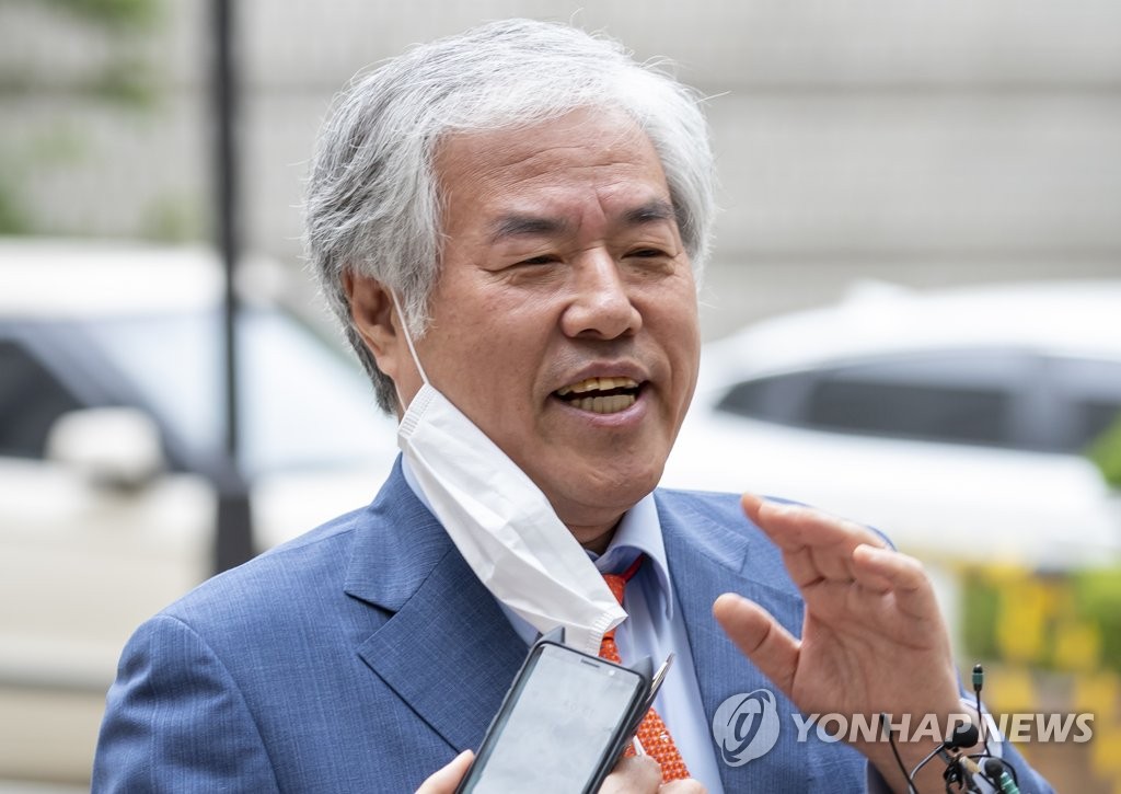 (서울=연합뉴스) 전광훈 사랑제일교회 담임목사가 신종 코로나바이러스 감염증(코로나19) 양성 판정을 받았다. 방역 당국 관계자는 17일 “전 목사가 코로나19 확진자로 판정됐다”고 밝혔다.사진은 전 목사가 공직선거법 위반 혐의 등으로 기소된 전 목사가 서울중앙지법에서 열린 1심 1차 공판에 출석하는 모습. 2020.8.17 [연합뉴스 자료사진]