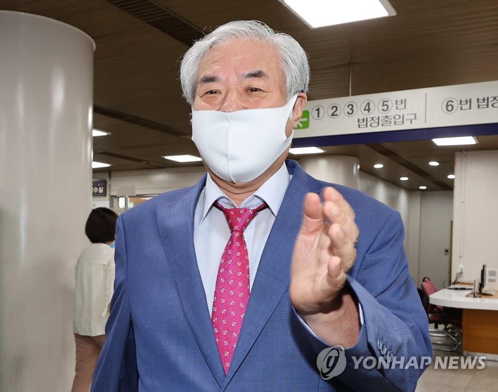 서울 광화문 집회에서 특정 정당 지지를 호소한 혐의를 받는 전광훈 한국기독교총연합회 대표회장 목사가 지난 8월 11일 오전 서울 서초구 서울중앙지법에서 열린 속행공판에 출석하고 있다.[연합뉴스 자료사진]
