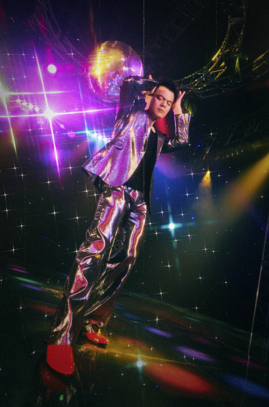 박진영이 지난 12일 발표한 신곡 ‘웬 위 디스코(When We Disco)’ 무대에서 화려한 퍼포먼스를 보여주고 있다. ‘웬 위 디스코’는 발매 다음 날 지니뮤직, 네이버뮤직 등 국내 주요 음원 차트 정상을 차지했고, 유튜브에 뮤직비디오를 공개한 지 나흘여 만에 조회 수 1000만 건을 돌파했다. JYP엔터테인먼트 제공